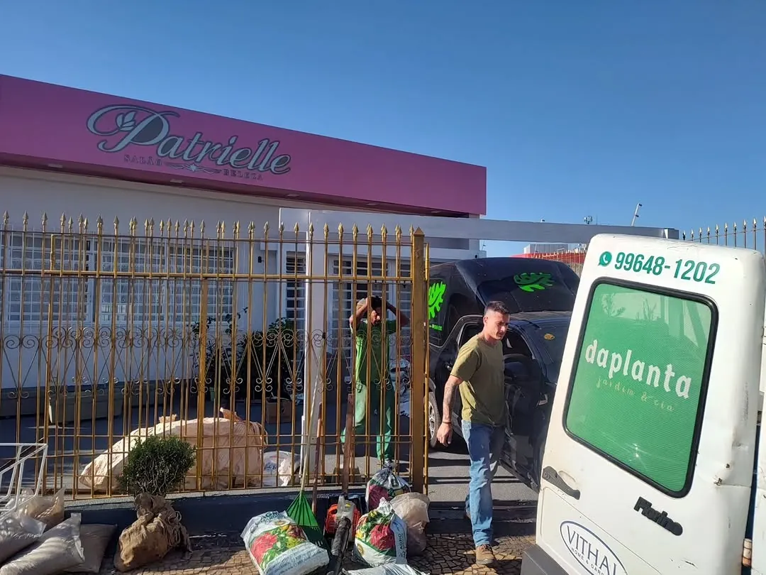 Ornamentação com vasos e plantas em ambiente comercial, da daplanta